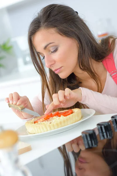 Mulher Comendo Uma Torta Cozinha — Fotografia de Stock
