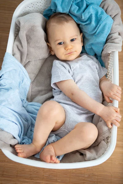 Bedårande Baby Ligger Tvättkorgen — Stockfoto