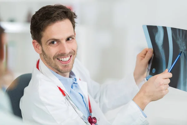 Porträt Eines Männlichen Arztes Mit Röntgenbild Der Arztpraxis — Stockfoto