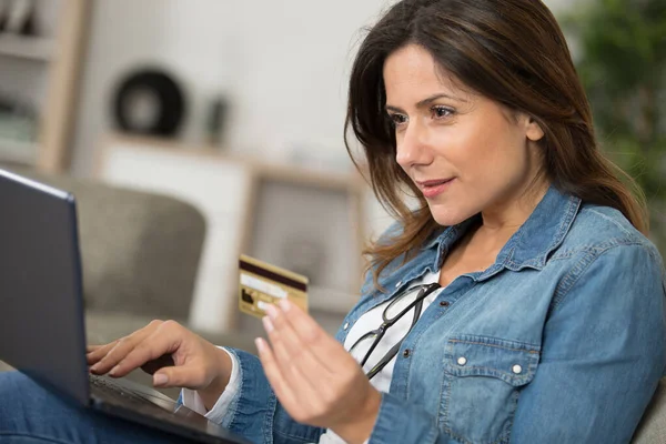 Mulher Fazendo Pagamento Online Com Cartão Crédito — Fotografia de Stock