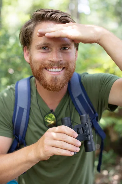 Guy Looking Binoculars Forest — Stock Photo, Image