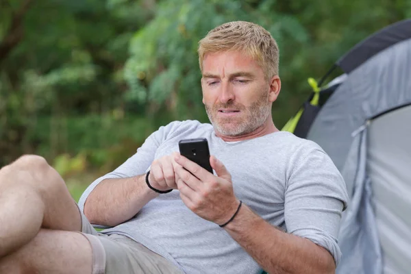 Mann Mit Handy Beim Zelten — Stockfoto