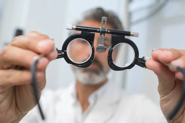 目の検査道具の肖像画 — ストック写真