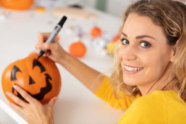 Mujer Dibujando Una Cara Una Calabaza Halloween — Foto de Stock