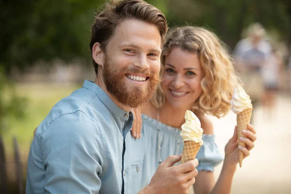 公园里吃冰淇淋的夫妻 — 图库照片