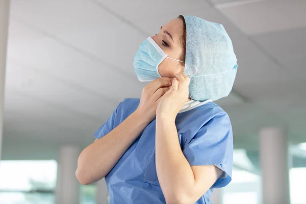 Bela Médico Fêmea Cap Está Puxando Máscara — Fotografia de Stock