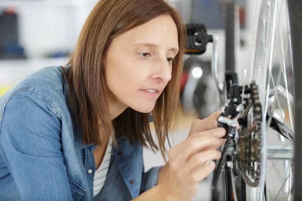 车间修理自行车的妇女 — 图库照片