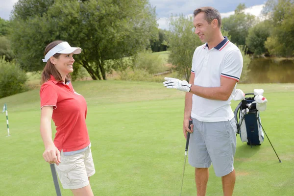 Homem Feliz Mulher Conversando Campo Golfe — Fotografia de Stock