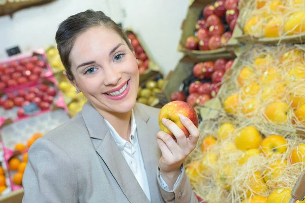 Όμορφη Γυναίκα Αγοράζουν Φρέσκα Φρούτα Και Λαχανικά Στο Κατάστημα Τροφίμων — Φωτογραφία Αρχείου