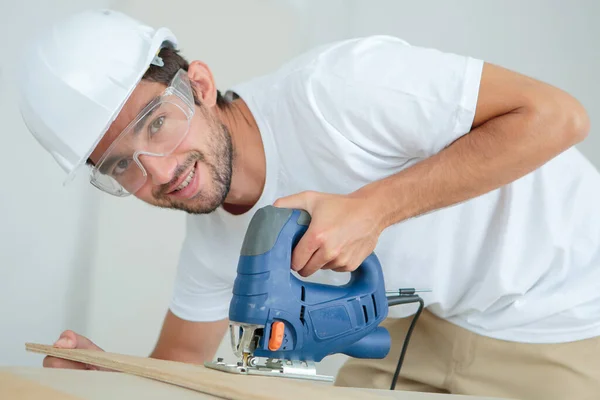 Joven Carpintero Masculino Cortando Madera Con Sierra Banda Taller — Foto de Stock