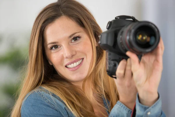 Mulher Atraente Inteligente Olhando Para Câmera — Fotografia de Stock