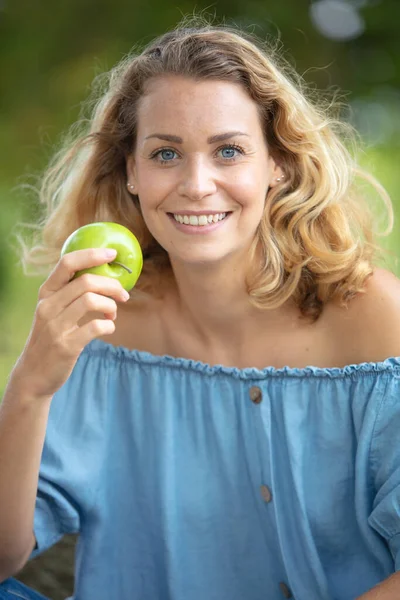 アップルを屋外で食べる魅力的な女性 — ストック写真