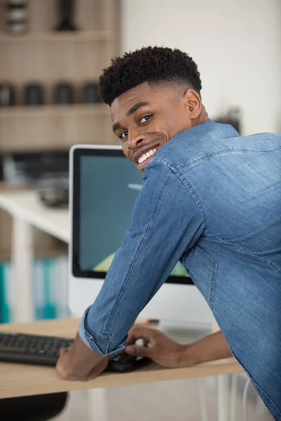 사무실에서 컴퓨터를 사용하는 아프리카 미국인 사업가 — 스톡 사진
