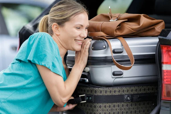 Frau Kämpft Mit Gepäck Kofferraum — Stockfoto