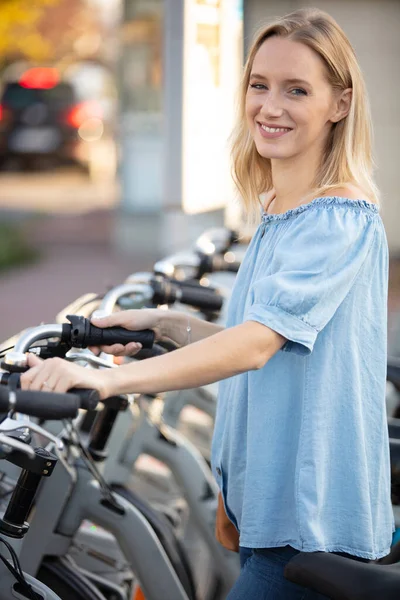 Ung Snygg Kvinna Med Cykel Stadsgata — Stockfoto