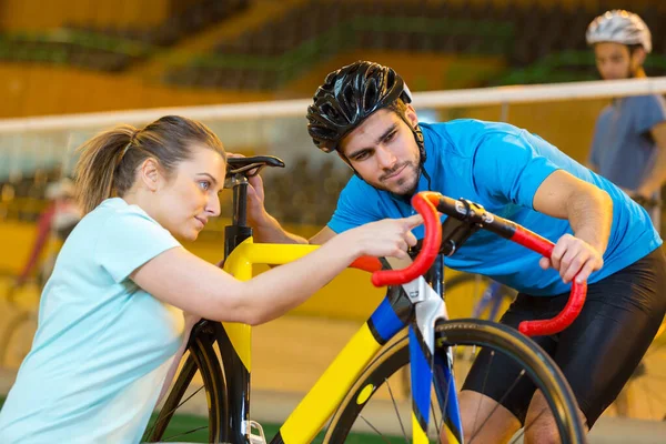 Bisikletçiyi Tamir Eden Bayan Bisiklet Teknisyeni — Stok fotoğraf