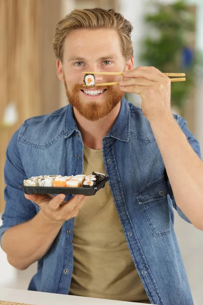 Homem Está Comendo Sushi — Fotografia de Stock