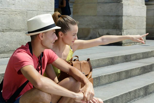 Junges Paar Urlaub Saß Auf Stufen Die Die Ferne Weisen — Stockfoto