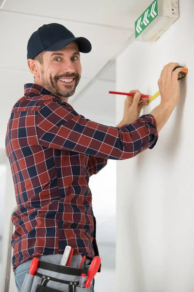 Happy Man Measuring Wall Measuring Tape — Stock Photo, Image