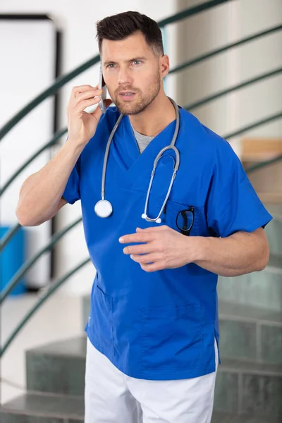 Médico Masculino Toma Una Llamada Urgente —  Fotos de Stock