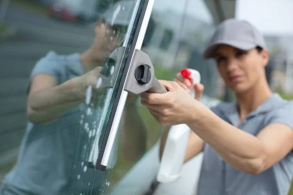 Kadın Pencereleri Deterjan Spreyiyle Temizliyor — Stok fotoğraf
