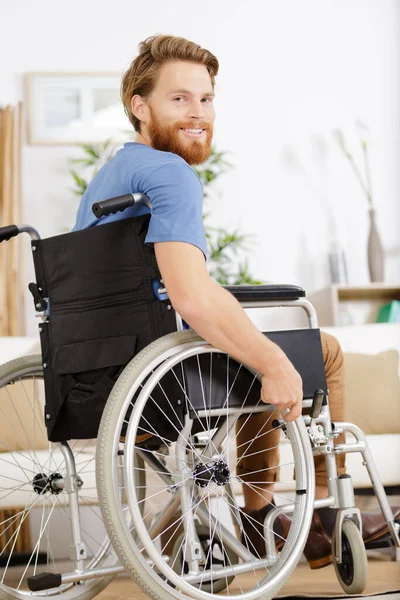 Invalidní Muž Studující Doma Invalidním Vozíku — Stock fotografie