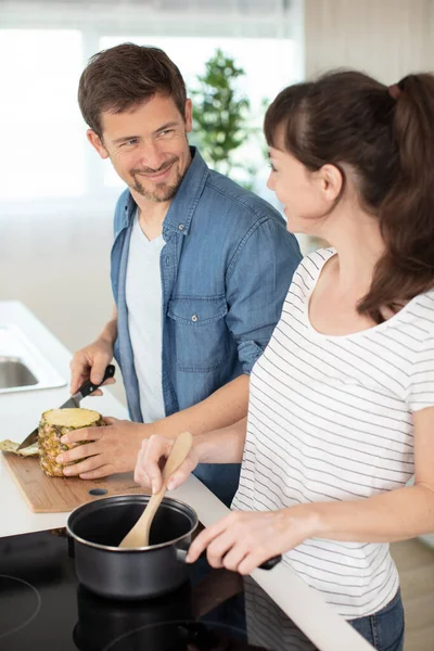 女人和男人烹调菠菜果酱 — 图库照片