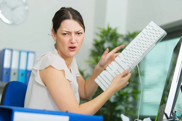 Schöne Lässige Frau Versucht Die Tastatur Zerstören — Stockfoto