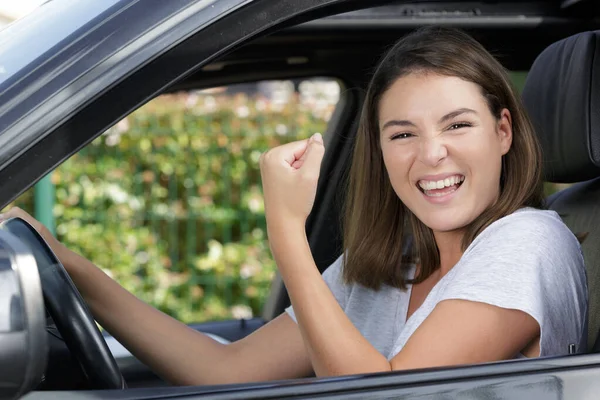 車の中で笑顔の若い女性が — ストック写真