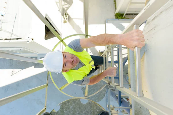 タンクの階段を登る労働者 — ストック写真