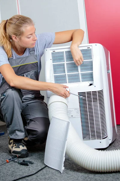 Kvinnlig Tekniker Montera Luftkonditioneringsenhet — Stockfoto