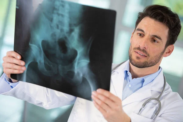 Homem Médico Olhando Para Radiografia Raios — Fotografia de Stock