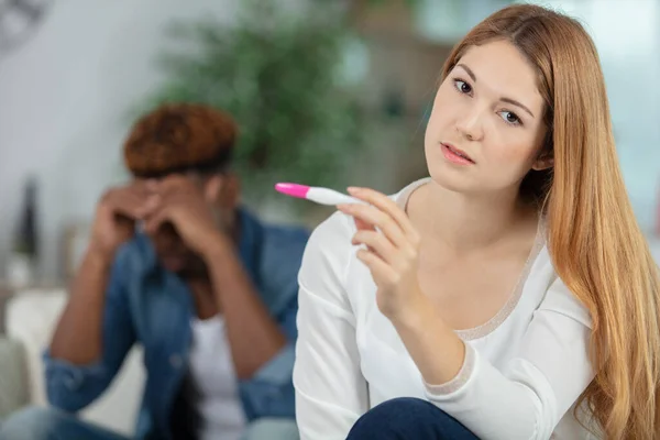 Betroffenes Paar Erfährt Ergebnisse Eines Schwangerschaftstests — Stockfoto