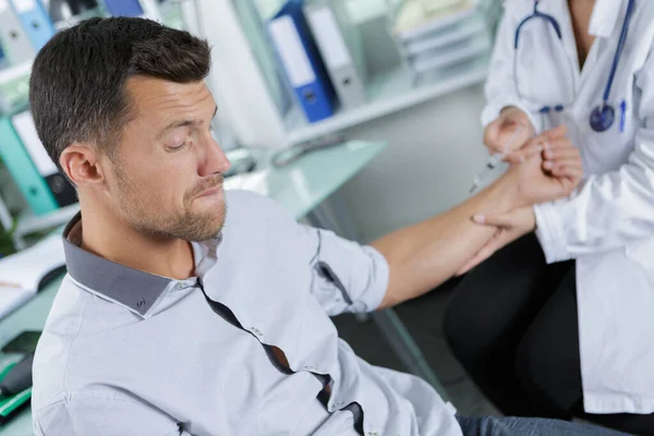 Zdravotní Sestra Krevní Test Mladý Muž Pacient — Stock fotografie