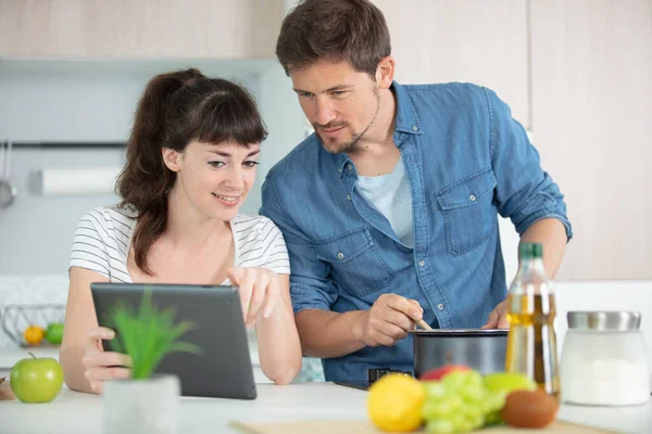 Paar Huis Keuken Met Behulp Van Elektronische Tablet — Stockfoto