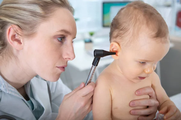 Bebek Sıcaklığını Ölçen Bir Çocuk Doktoru — Stok fotoğraf