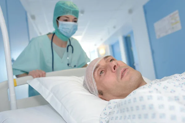 Medisch Team Dat Patiënt Naar Operatiekamer Brengt — Stockfoto