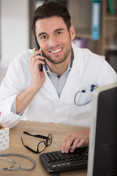 Lekarz Rozmawiający Przez Telefon Białym Tle — Zdjęcie stockowe