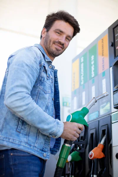 Motorista Sorridente Posto Gasolina — Fotografia de Stock