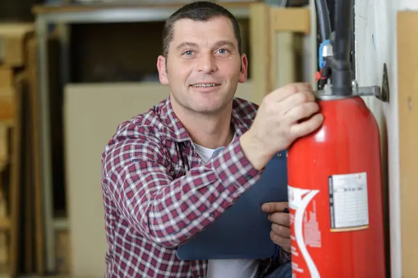 Feliz Profissional Masculino Verificando Extintor Incêndio — Fotografia de Stock