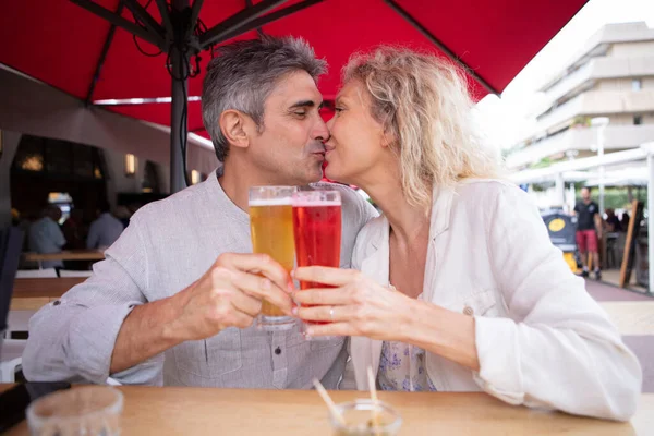 Amante Pareja Madura Besándose Bar Terasse Aire Libre —  Fotos de Stock