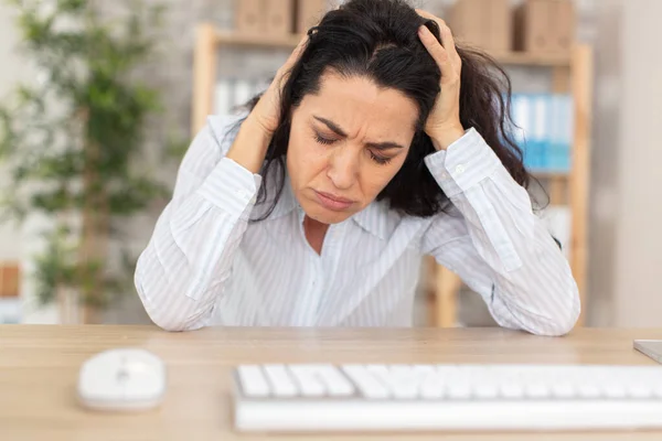 Bilgisayar Sorunu Yüzünden Kafası Karışmış Sinirli Bir Kadın — Stok fotoğraf