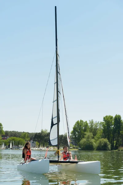 Jeune Couple Naviguant Sur Lac — Photo