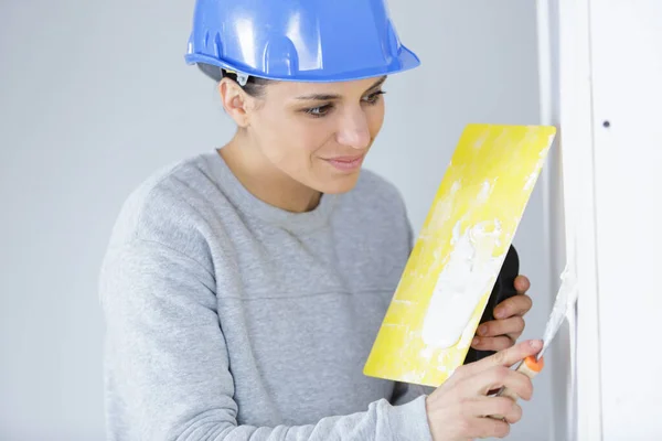 Pozitivní Ženská Stavební Pracovnice Lopatkou — Stock fotografie