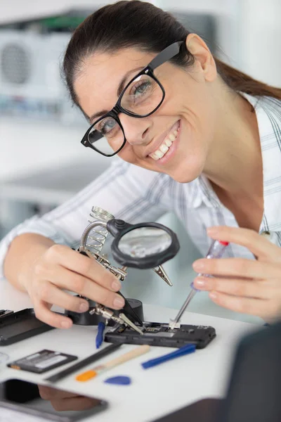 Mühendis Kadın Dizüstü Bilgisayarı Tamir Ediyor — Stok fotoğraf