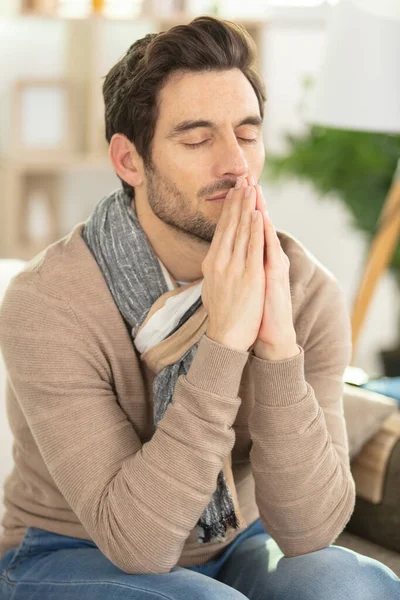 Dindar Genç Adam Evde Dua Ediyor — Stok fotoğraf