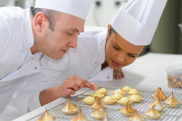 Jeune Boulanger Inspectant Macaron Fraîchement Cuit — Photo