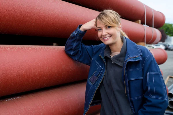 Arbeiterin Lehnt Rote Rohre Industriegröße — Stockfoto