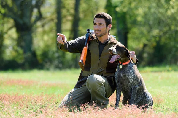 Jäger Und Sein Hund Schauen Sich Etwas — Stockfoto