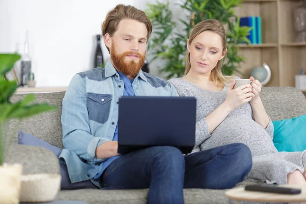 Pregnant Couple Looking Things Internet — Stock Photo, Image